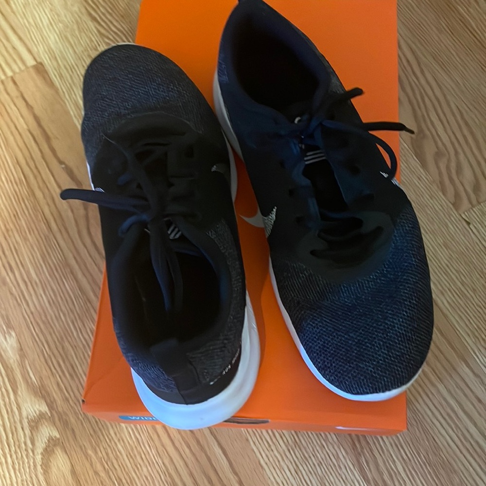 Nike Women’s Flex Experience Sneakers size 8